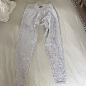 Booty by Brabants White Textured Leggings and sports top